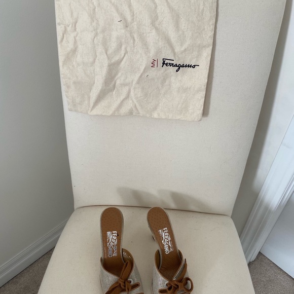 Vintage Salvatore Ferragamo heels!! - Picture 2 of 4